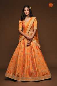 Ensemble Lehenga Choli brodé orange avec dupatta, col rond, manches trois quarts, coupe trapèze, longueur au sol, robe de demoiselle d'honneur classique - Product Image 3
