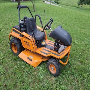 Tondeuse fiable AS 900 Enduro avec moteur bicylindre de 16 ch et coupe de 90 cm, siège réglable et éjection latérale - Product Image 5