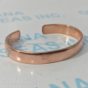 Bracelet manchette en cuivre pur poli à la main, éco-responsable, moderne, bijou de baptême, accessoire de mode pour femmes et hommes - Product Image 2