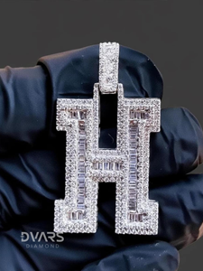 Colgante de Letra Inicial Personalizada en Plata de Ley con Moissanita Corte Brillante y Baño de Rodio/Oro, Regalo de Lujo de la A a la Z - Product Image 2