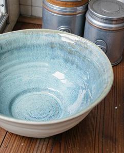 Bol de service en céramique chic, intérieur émaillé bleu ciel, extérieur texturé, forme ronde profonde, design durable et sûr pour la cuisine - Product Image 3