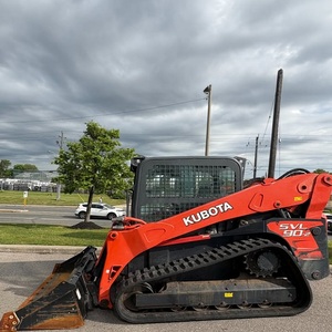 Chargeuse compacte sur chenilles Kubota SVL90-2, moteur diesel, haute efficacité opérationnelle, chargeuse sur roues multifonctionnelle, utilisation facile - Product Image 2
