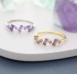 Anillo de Plata de Ley con Racimo de Circonitas Cúbicas Baguette en Forma de Amatista Lila, Anillo Baguette en Plata o Oro, Anillo con Racimo de Circonitas Cúbicas en Forma Orgánica - Product Image 2