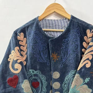 Manteau d'hiver pour femme en velours bleu, brodé Suzani, fait main, motif floral, style folklorique bohème ethnique, vintage, audacieux, en coton respirant - Product Image 1