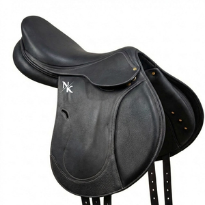 Silla de montar inglesa de cuero genuino, duradera y hecha a mano, con solapas acolchadas para las rodillas y armazón de madera. Productos de equitación inglesa de la India. - Product Image 1