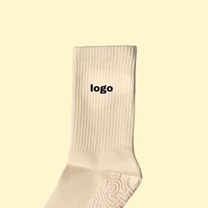 Chaussettes antidérapantes personnalisées avec logo beige, tricotées, respirantes, à séchage rapide, pour le sport en salle et le quotidien - Product Image 2