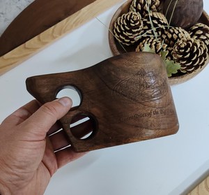 แก้วไม้ทำมือทรงแข็งแรงพร้อมหูจับ แก้วเบียร์แฮนด์เมดสไตล์เรียบง่าย สำหรับผับ คาเฟ่ และคอลเลคชั่นครัว - Product Image 6