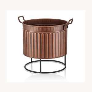 Pot de fleurs en métal artisanal de luxe avec cadre inspiré des feuilles pour une décoration de jardin élégante - Product Image 6