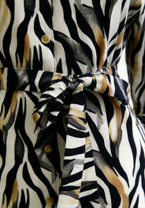 เดรสเชิ้ตผ้าซาตินลายม้าลายสำหรับผู้หญิง ปี 2026 แขน 3/4 พร้อมเข็มขัดผูกเอง ความยาวระดับเข่า สไตล์ลำลองสำหรับใส่ทำงานหรือกึ่งทางการ - Product Image 3