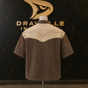 เสื้อเชิ้ตทรงบ็อกซี่สไตล์ตะวันตกแบบลำลองสำหรับผู้ชาย สีน้ำตาลมอคค่า แขนสั้น แต่งปกเสื้อประดับคริสตัล - Product Image 2