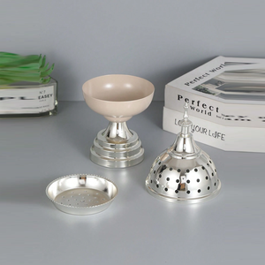Magnifique brûleur d'encens en argent et bois avec un dessus bombé ventilé, une section centrale en bois et un finitionnel décoratif parfait. - Product Image 3