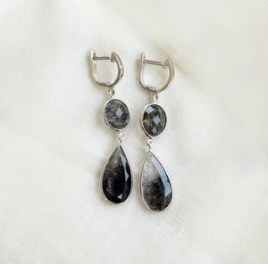 ต่างหูห้อยประดับควอตซ์สีดำลายเส้นรูทิเลเต็ดแบบมีน้ำหนัก พร้อมเงินแท้ 925 สไตล์ทันสมัยสำหรับผู้หญิง มีจำหน่ายแล้ว - Product Image 1