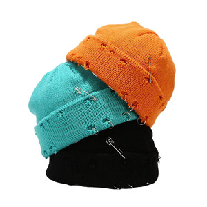 Gorro de punto rasgado estilo Y2K para hombre, con broche de seguridad y anillo metálico, gorro tipo calavera unisex, estilo urbano, hip hop, grunge, moda. - Product Image 1