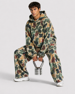Ensemble de survêtement camouflage pour homme, coupe oversize, avec détails contrastants, en molleton de coton premium, comprenant un sweat à capuche avec passepoil contrastant et un pantalon de survêtement à jambes larges - Product Image 6