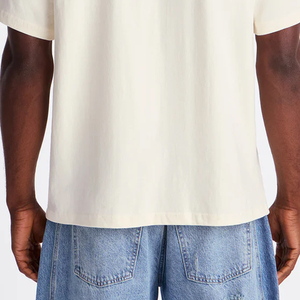 T-shirt surdimensionné uni blanc cassé personnalisé |   T-shirt streetwear en coton épais pour homme avec logo imprimé sur la poitrine |   Haut uni crème à épaules tombantes - Product Image 6