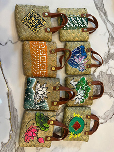 Porte-clés artisanal en feuille de palmier avec motif de fleur de lotus, écologique, style asiatique, cadeau d'affaires et de vacances - Product Image 1