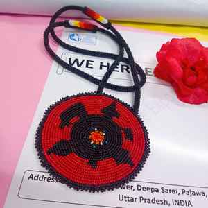 Collar con Colgante de Tortuga Hecho a Mano con Cuentas Rojas, Negras, Amarillas y Blancas y Cordón Largo para un Estilo Artístico Tradicional - Product Image 4