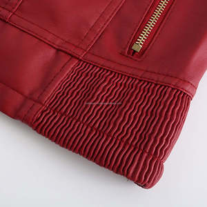 แจ็คเก็ตผู้หญิงหนังสีแดงมีฮู้ดเงางามพร้อมกระเป๋าซับในเชอร์ปาและซิปสำหรับฤดูหนาวความสะดวกสบายและสไตล์ - Product Image 5