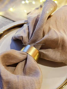 Juego de servilleteros de madera diseñados para aportar belleza minimalista y calidez a su arreglo de comedor y decoración de celebración. - Product Image 4