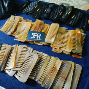 Peigne en corne de buffle naturel fabriqué à la main outil de toilettage antistatique pour barbe et cheveux peigne en bois durable écologique pour hommes - Product Image 1
