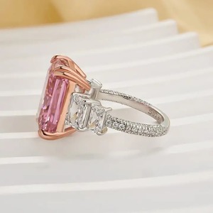 Nouvelle conception Bague de fiançailles en argent sterling plaqué or blanc avec pierre rose en moissanite taille radiant et pierres latérales, bague de voyage - Product Image 2