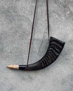 แตรวิคกิ้งทำมือแท้ แกะสลักจากเขาควาย/วัว พร้อมสายหนัง แตรตีนเสียงดังสำหรับการแสดงดนตรี ของขวัญโบราณ - Product Image 1