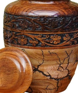 Urna Funeraria Tradicional de Madera, Recipiente Conmemorativo para Cenizas, Elaborada con Patrones de Vetas Suaves y Detalles Decorativos - Product Image 5