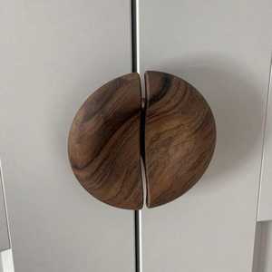 Poignées de tiroir rustiques faites à la main, poignées de tirage minimalistes en bois, collection élégante de poignées de meuble, poignées de placard en bois rond et lisse - Product Image 1