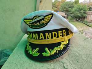 Casquettes à visière blanches de la marque Skipper Yachting, broderie noire à la main, 100% coton, couleur personnalisée, fabriquées au Pakistan - Product Image 2