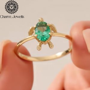 Bague Tortue en Or Jaune Charm_Jewells avec Pierre Précieuse Verte Ovale Sertie à Griffes, Design Animal Mignon, Unisexe, Usage Quotidien - Product Image 2