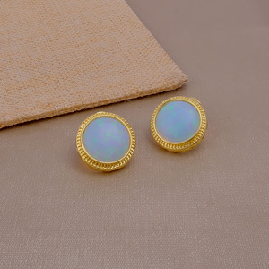 Boucles d'oreilles clous solitaires en opale éthiopienne ronde - Bijou artisanal tendance en opale de feu Welo - Cadeau original - Product Image 3