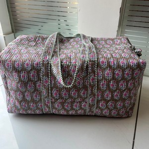Sac de voyage matelassé en coton avec deux poignées, motif floral Kantha, fermeture ouverte, sac de shopping - Product Image 4