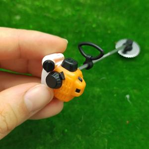 Accessoires de décoration modernes pour maison de poupée miniature : Tondeuse à gazon facile à assembler, compatible avec les mini-jardins. - Product Image 6