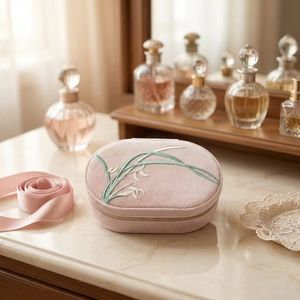 Étui à bijoux en tissu bleu clair brodé d'orchidées, organiseur de rangement pour petits accessoires - Product Image 2