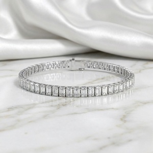 Pulsera con Diamantes de Corte Esmeralda de 8.00 CTW de Peso Total, Diseño Lineal - Product Image 2