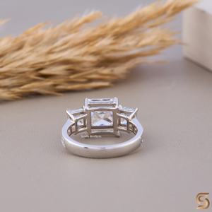 แหวนหมั้นมอยซาไนต์ทรงเจ้าหญิงสามเม็ด ดีไซน์หรูหราเหนือกาลเวลา - Product Image 1