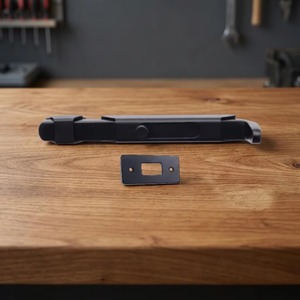 Pestillo Deslizante de Hierro Negro Mate de Alta Calidad para Puertas de Madera, Portones, Ventanas, Armarios y Muebles, Disponible para la Venta - Product Image 3