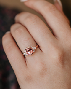 Bague de fiançailles de luxe plaquée or rose 18 carats avec accents de diamants taille poire, sertissage à griffes, style romantique, bijoux fins pour femme - Product Image 4