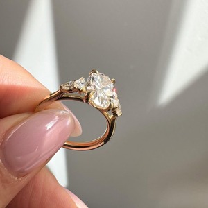 Anillo de Compromiso Ovalado con Diamante Cultivado en Laboratorio en Oro Amarillo de 14K con Certificado IGI, Joyería Fina para Mujer - Product Image 1