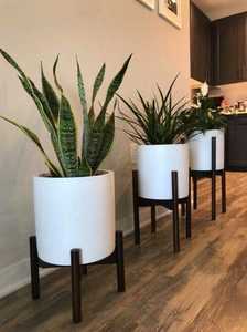 Ensemble de pots en céramique minimalistes avec support en métal noir pour une utilisation sur un bureau intérieur - Product Image 3