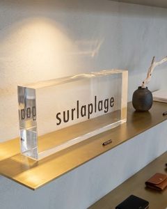 Support de présentation en acrylique transparent de luxe personnalisé, base en lucite solide avec impression de logo pour la présentation de bijoux et de montres en magasin. - Product Image 2