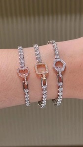 Bracelet tennis en diamants de laboratoire très demandés, taille brillant rond, bijoux de luxe pour femmes et mariées, disponible à la vente - Product Image 2