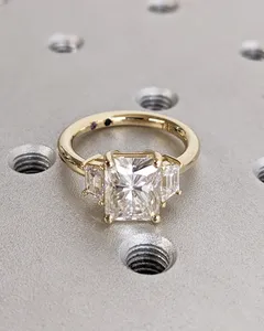Anillo de Compromiso con Diamante Cultivado en Laboratorio de Corte Radiante en Oro Amarillo Sólido con Piedras Laterales en Forma de Baguette y Elegancia Atemporal, Ideal para Regalo - Product Image 1