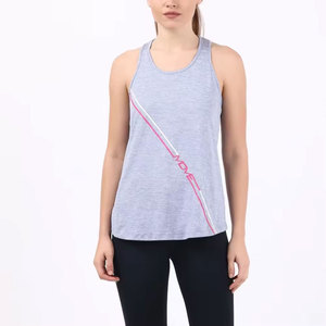 Camiseta sin mangas gris para mujer con estampado de letras diagonales en rosa y blanco, cuello redondo, tejido deportivo transpirable con logo frontal - Product Image 1