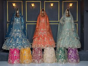 Robe Lehenga Choli en tissu lourd avec des détails en pierre Jarkan brodée et un design artisanal pour les mariages et les fêtes - Product Image 2