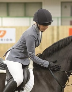Chaqueta de Equitación Beige Personalizada para Mujer con Ribete Negro en Contraste, Abrigo para Competición Ecuestre OEM - Product Image 5
