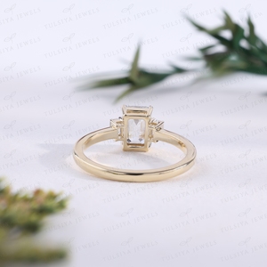 Anillo de Compromiso de Lujo con Corte Esmeralda, Anillo de Boda de Oro Amarillo con Piedras Laterales en Forma de Baguette, Joyería Fina para Novia - Product Image 3