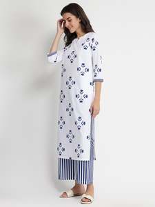 Robe longue blanche brodée de fleurs avec manches trois quarts et ourlet rayé pour un usage quotidien, coupe décontractée, style estival - Product Image 1