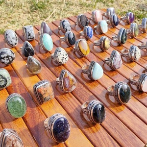 Anillo de Latón Clásico de la Mejor Calidad con Incrustaciones de Piedras Preciosas, Cristales Curativos para Yoga, Meditación y Uso Espiritual, Disponible en Grandes Cantidades - Product Image 5