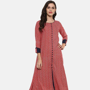 ชุดอานาร์กาลีคุร์ตาสีชมพูสำหรับผู้หญิง ผ้าเรยอน พิมพ์ลายเรขาคณิต ดีไซน์เนอร์ออกแบบ คอทรงกลม แขนสามส่วน เหมาะสำหรับชุดพื้นเมืองทั่วโลก - Product Image 1